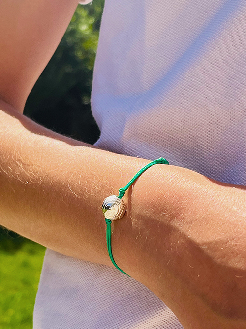 Gros plan bracelet cordon boule pétanque double cordon plaqué argent