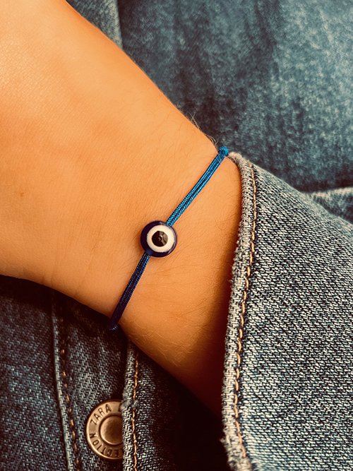 Gros plan bracelet cordon oeil bleu protection mataki résine enfant