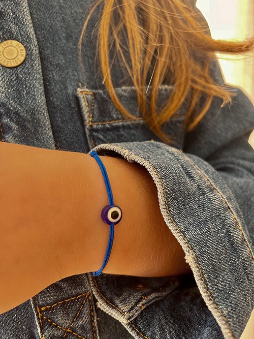 Gros plan bracelet cordon oeil bleu protection mataki résine enfant