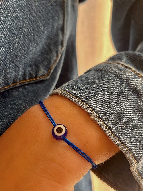 Très gros plan bracelet cordon oeil bleu protection mataki résine enfant