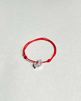 Bracelet cordon Petite Ancre avec une ancre coulissante en argent et un cordon rouge