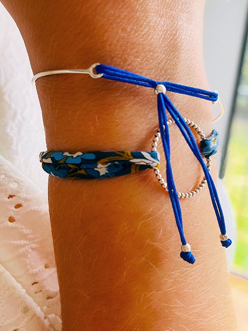 Très gros plan bracelet cordon demi jonc perle bracelet cordon liberty cercle ajouré argent