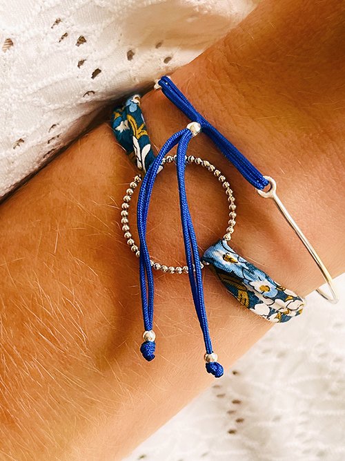 Très gros plan bracelet cordon demi jonc perle bracelet cordon liberty cercle ajouré argent