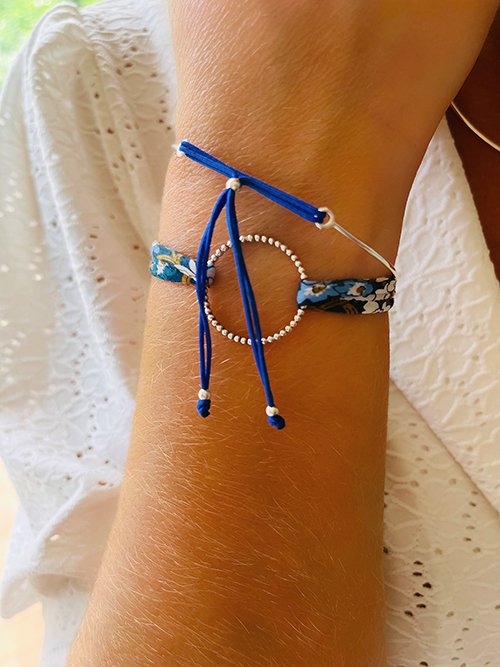 Gros plan bracelet cordon demi jonc perle bracelet cordon liberty cercle ajouré argent