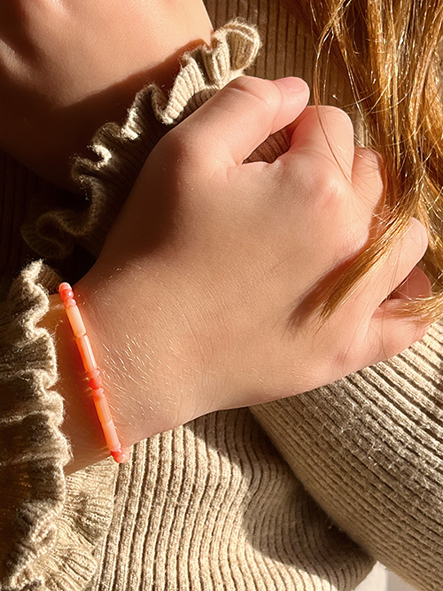Très gros plan bracelet élastique perles pierres naturelles Bambou de Mer Enfant