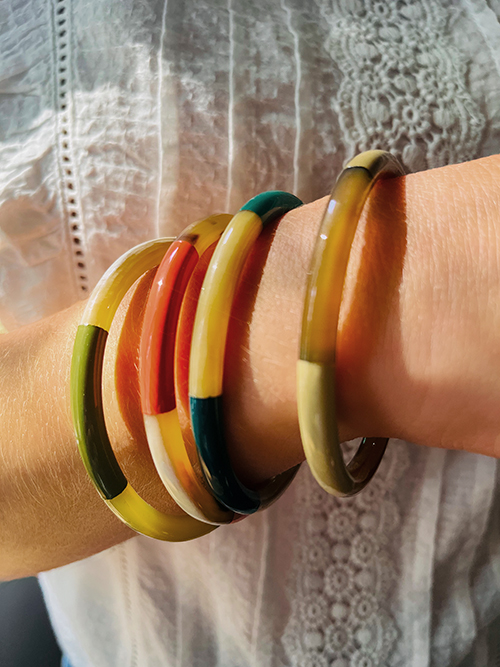 Gros plan 4 bracelets jonc corne de buffle naturelles et multicolores