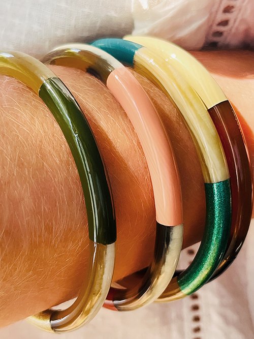 Très gros plan 4 bracelets jonc corne de buffle naturelles et multicolores