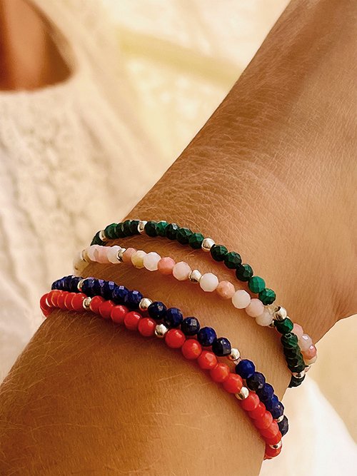 Gros plan bracelet élastique perles pierres naturelles malachite opale rose lapis-lazuli bambou de mer argent