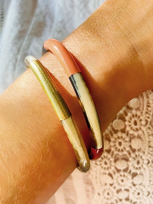 Gros plan bracelets jonc corne de buffle naturelles et couleur nude couleur terracotta