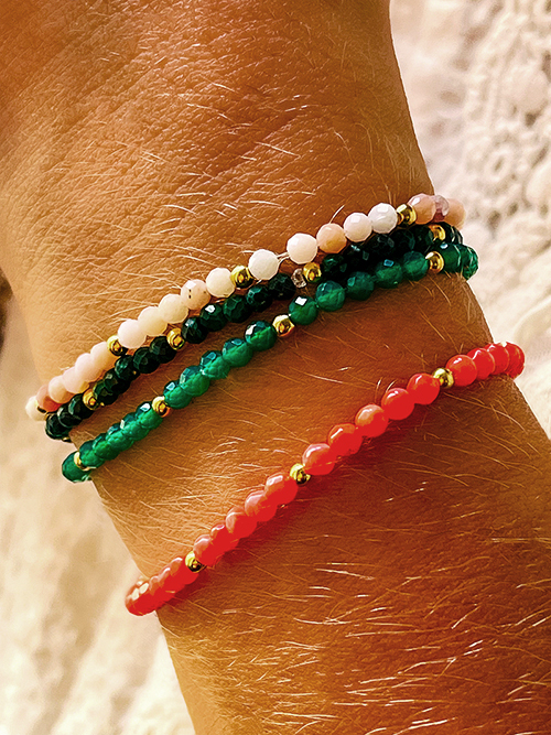 Gros plan bracelets pierres naturelles perles Nacre Opale Rose malachite agate verte bambou de mer plaqué or