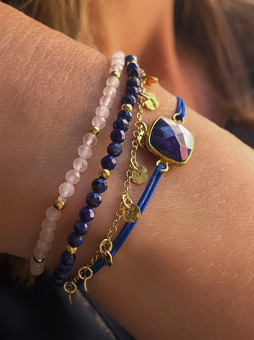 Très gros plan bracelets élastiques cordons chaîne pierres naturelles perles Lapis-Lazuli quartz rose plaque martelée plaqué or