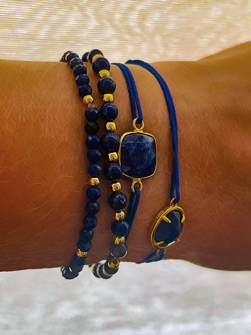 Gros plan bracelets élastiques et cordons pierres naturelles perles Lapis-Lazuli plaqué or