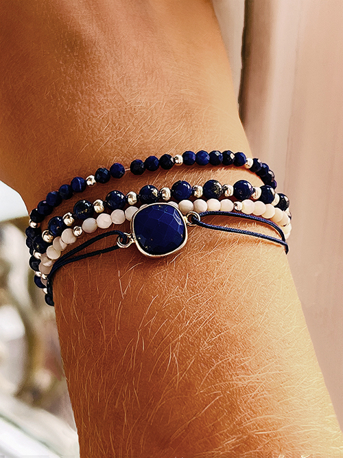 Gros plan bracelets cordon et élastique pierres naturelles perles Lapis-Lazuli nacre argent