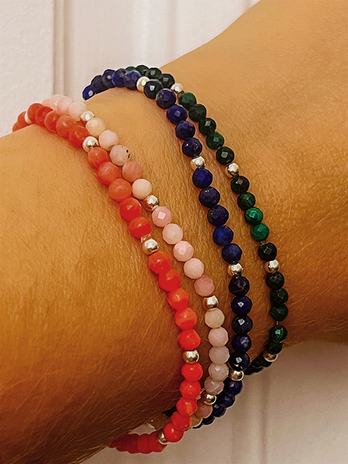 Gros plan bracelet élastique perles pierres naturelles malachite opale rose lapis-lazuli bambou de mer argent