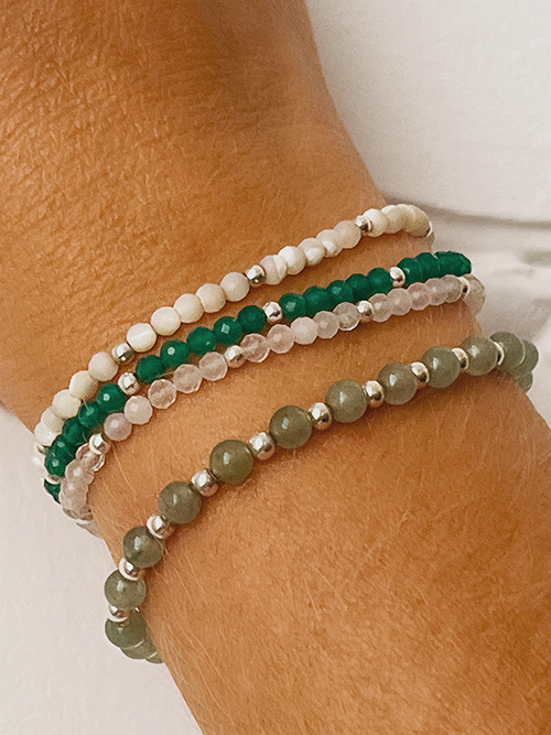 Gros plan bracelet élastique perles pierres naturelles aventurine agate verte nacre quartz rose argent