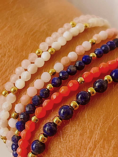 Gros plan bracelets pierres naturelles perles Nacre Opale Rose quartz rose malachite bambou de mer lapis-lazuli plaqué or