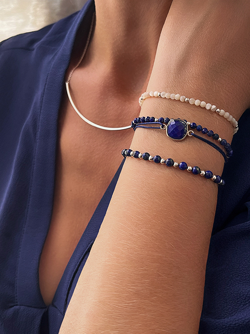 Gros plan bracelets cordon et élastique pierres naturelles perles Lapis-Lazuli nacre argent collier barre courbée