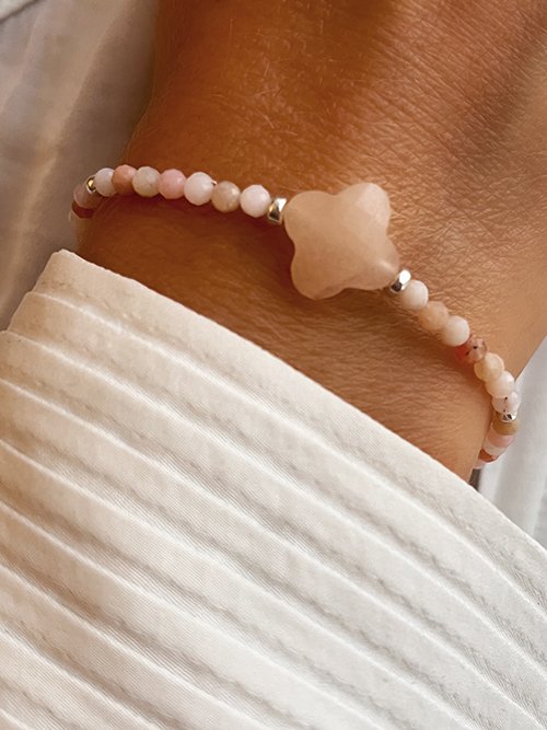 Gros plan bracelet élastique perles pierres naturelles trèfle aventurine rose et opale rose et argent