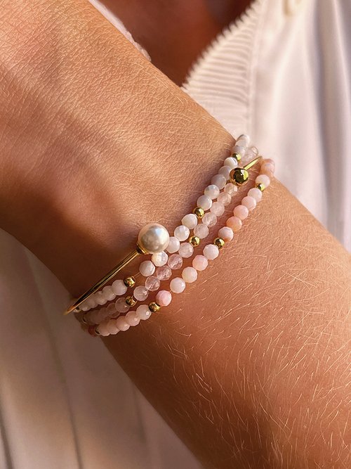 Gros plan bracelets pierres naturelles perles Nacre Opale Rose quartz rose plaqué or