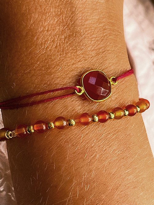 Gros plan bracelets fantaisies plaqué or perles pierre naturelle cornaline