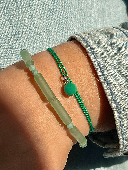 Gros plan bracelet élastique perles pierres naturelles Amazonite et Aventurine cordon breloque Apatite Enfant