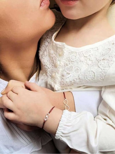 Mère et fille dans les bras bracelets cordons plume en argent