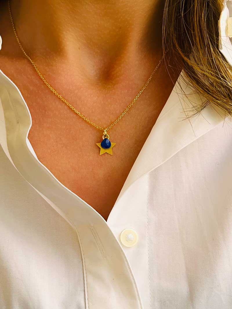 Gros plan collier plaqué or lapis lazuli étoile