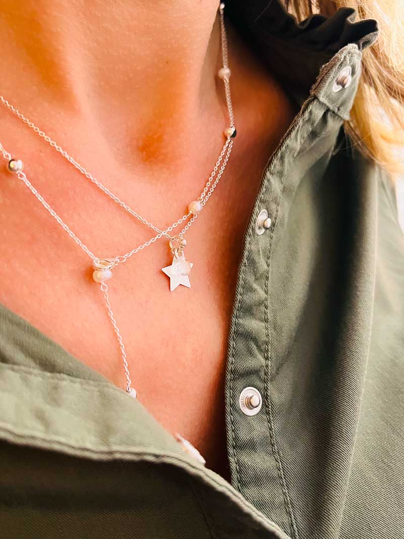 Gros plan collier argent quartz rose étoile perles