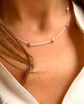 Collier chaîne avec des perles et des perles en argent