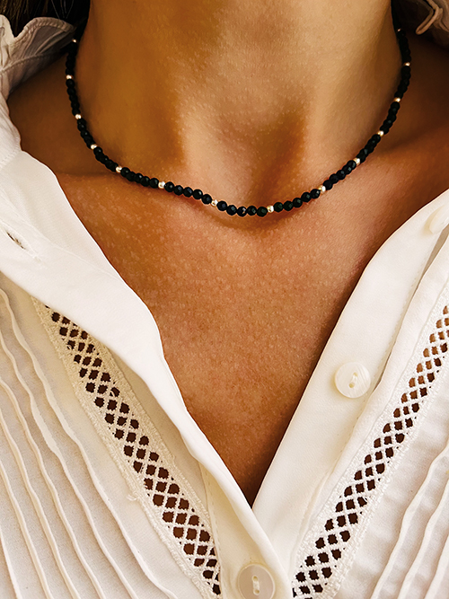 Gros plan collier élastique perles pierres naturelles onyx argent