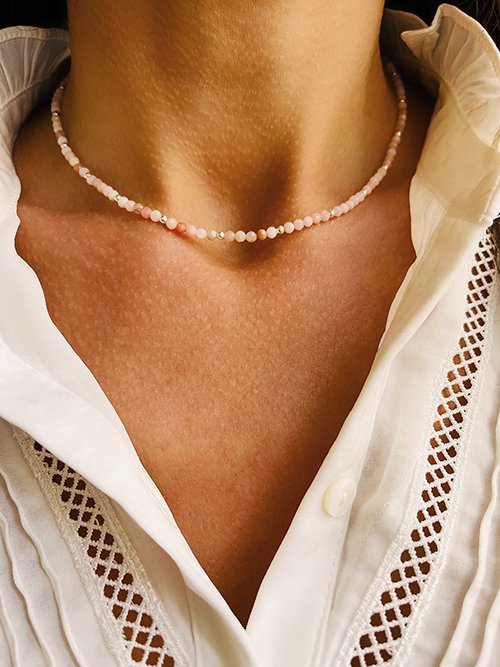 Gros plan collier élastique perles pierres naturelles opale rose argent