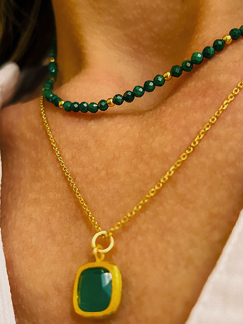 Gros plan colliers élastique perles pierres naturelles onyx vert malachite chaîne pendentif plaqué or
