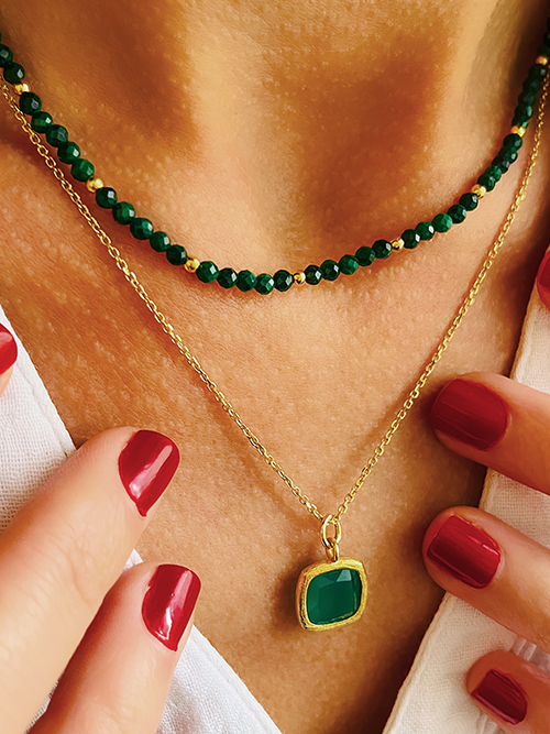 Gros plan colliers élastique perles pierres naturelles onyx vert malachite chaîne pendentif plaqué or